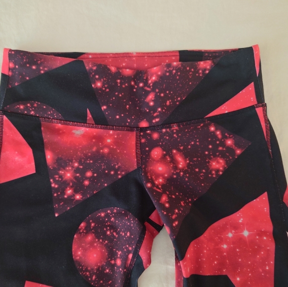 NWOT Red Galaxy Black Stars ALO YOGA Regular Rise Goddess Airbrush Leggings - S - Picture 4 of 7